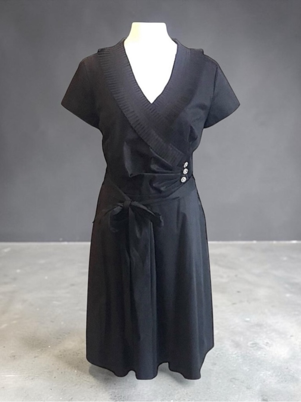 JULIAN TAYLOR Black Rhinestone V Ruffle Neckline Cocktail Cap Sleeve Dress SZ 4